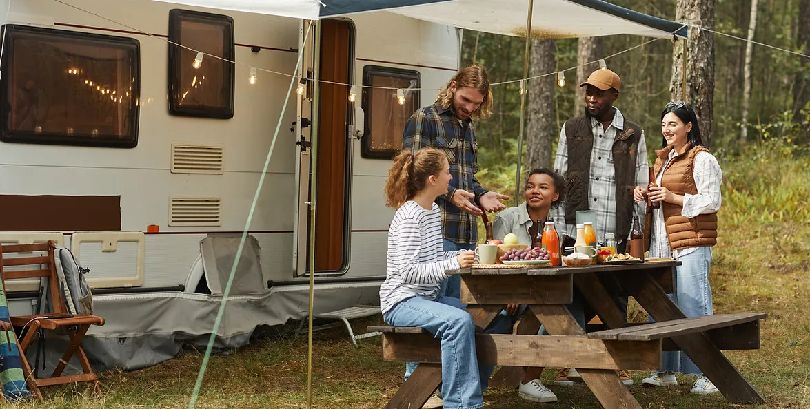 Eine Familie beim Picknick in der Natur bei GEMO Wohnmobilvermietung